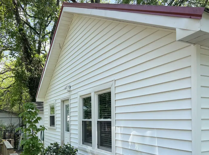 Clean white vinyl siding after a soft wash in Franklin County, TN